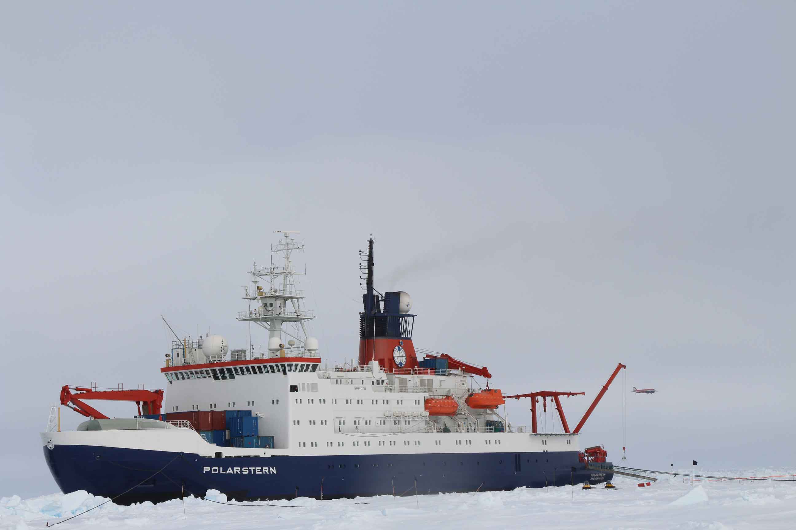 Polar 5 passing by Polarstern during PASCAL and ACLOUD.